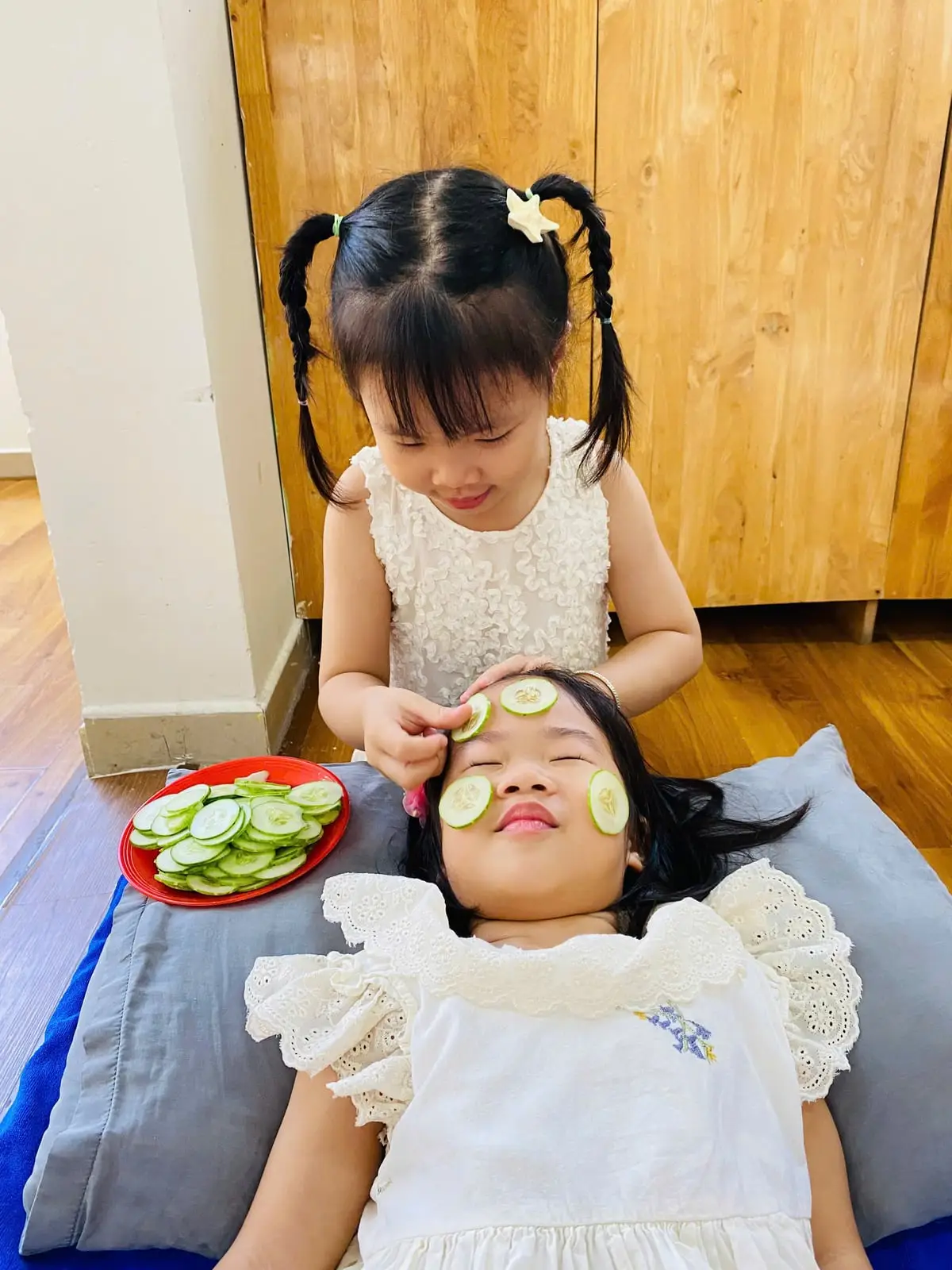 Bé gái đắp lát dưa leo chăm sóc da cho bạn trong giờ chơi