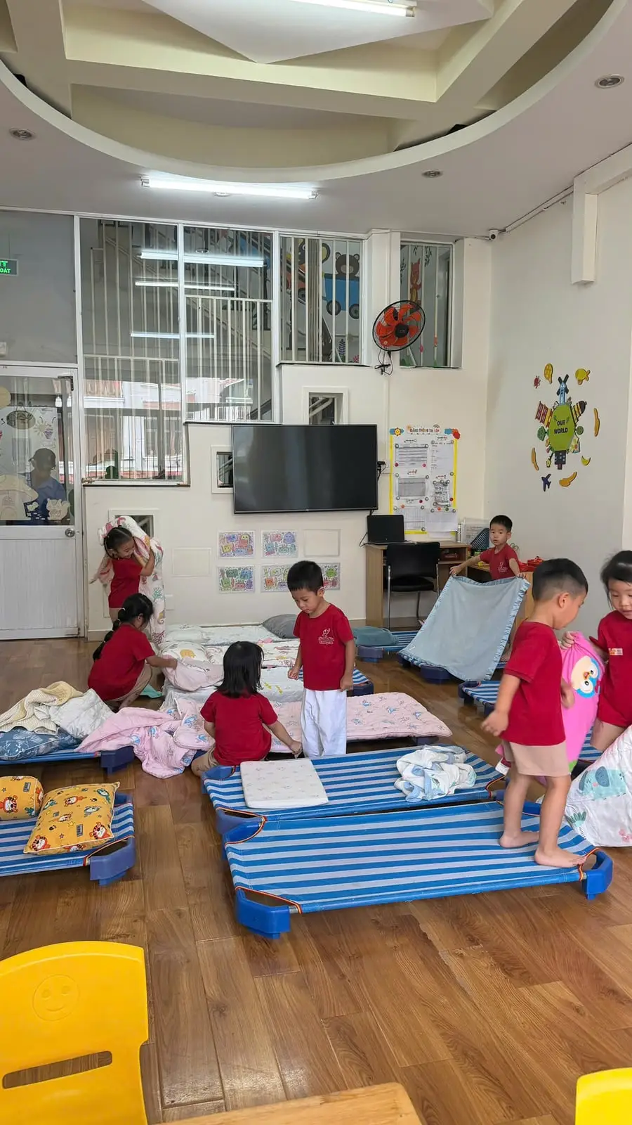 Cả lớp tự trải chăn gối lên giường lưới trước giờ ngủ trưa
