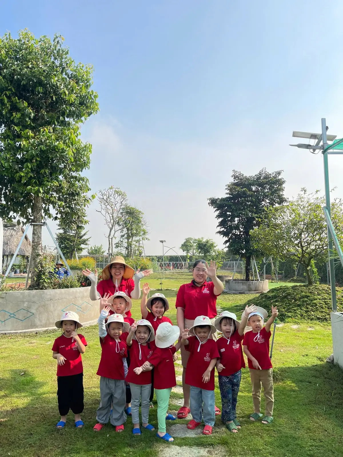 Cô và cả nhóm các bé vẫy tay chào giữa vườn JumboKiz Farm