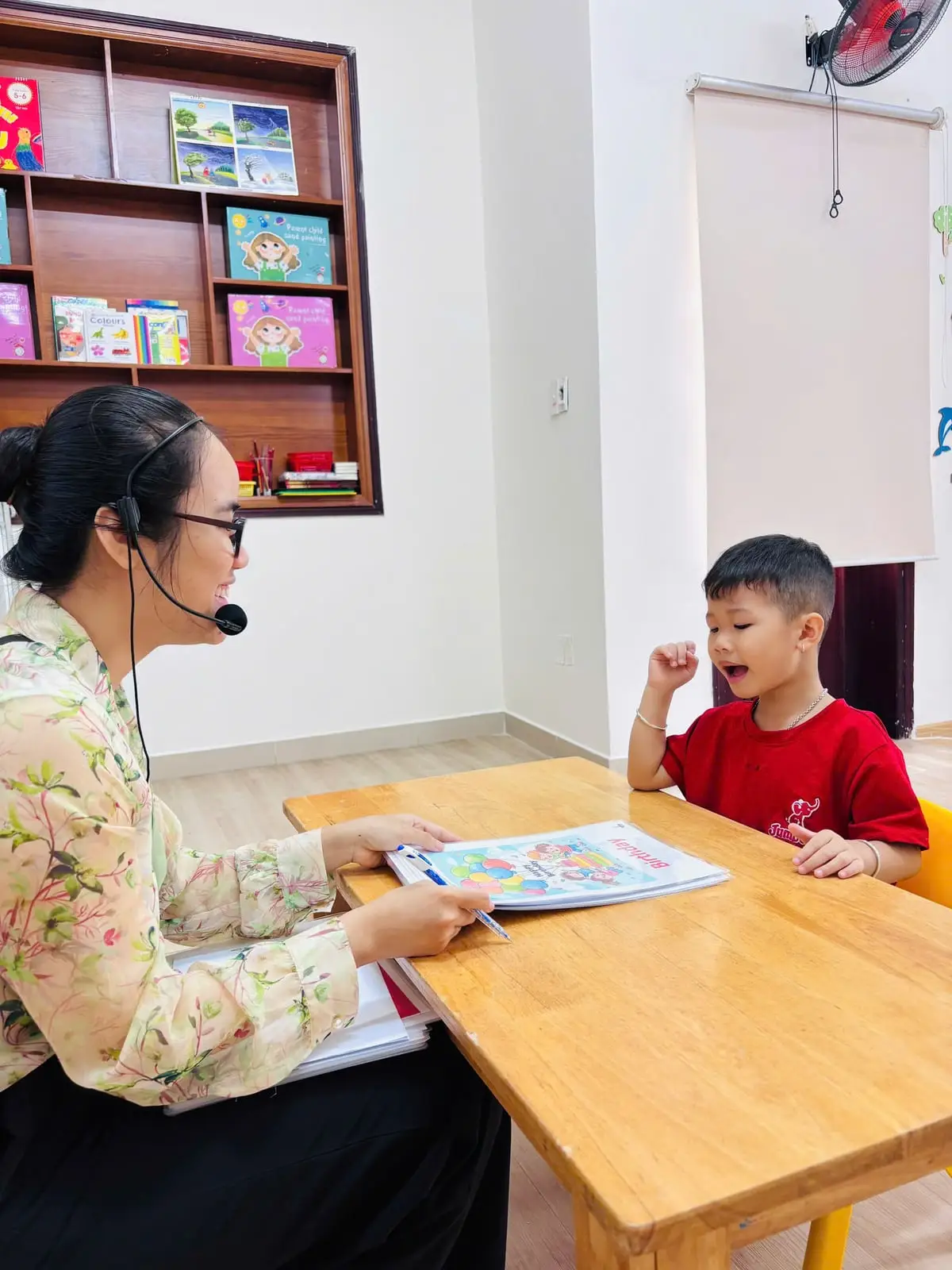 Bé trai lớp Chồi K2 hào hứng giơ tay trả lời cô trong lớp