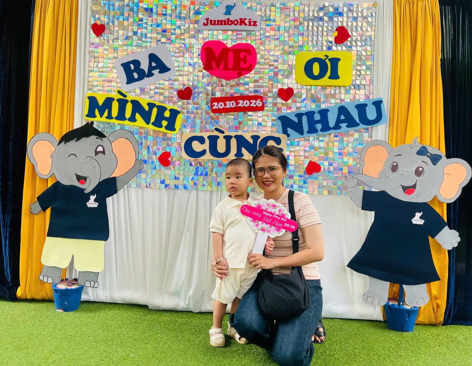 Mẹ quỳ xuống ôm con trai nhỏ ở sân trường, giúp con thấy an toàn những ngày đầu đi học mẫu giáo